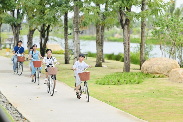 Trẻ em thành thị thiếu sân chơi, thừa thời gian trước màn hình - Ảnh 1.