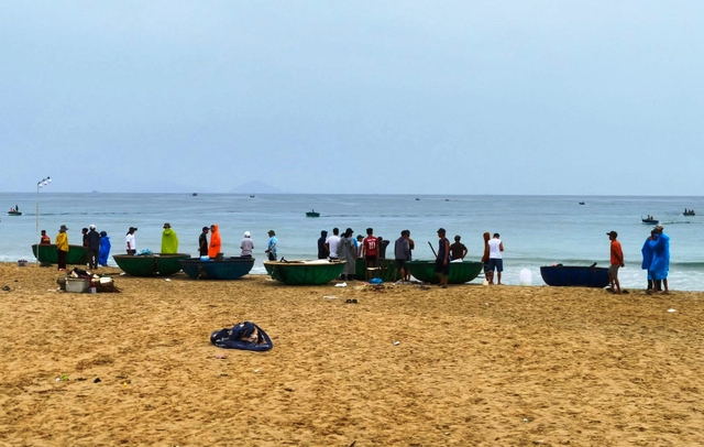 Hàng trăm người dầm mưa tìm ngư dân mất tích, phát hiện thi thể bằng câu kiều - Ảnh 1.