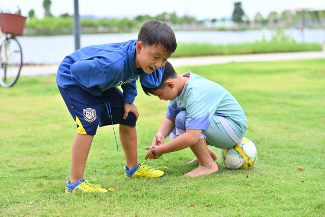 Trẻ em thành thị thiếu sân chơi, thừa thời gian trước màn hình - Ảnh 2.