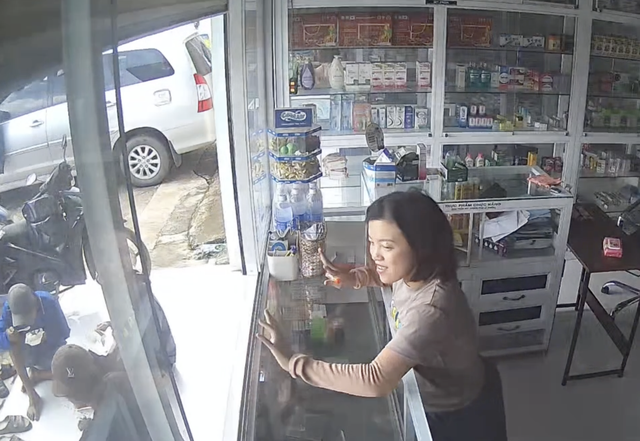 Nh&oacute;m thợ hồ ngồi ăn trước nh&agrave; thuốc TP.HCM, dược sĩ khuyết tật l&agrave;m điều x&uacute;c động - Ảnh 1.