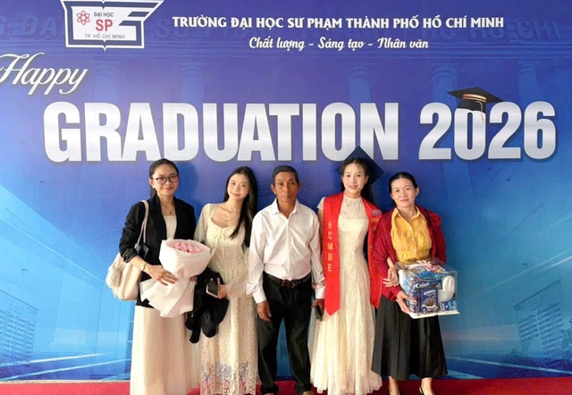 Nữ sinh tốt nghiệp xuất sắc sớm v&igrave; chỉ mong cha mẹ bớt vất vả - Ảnh 4.