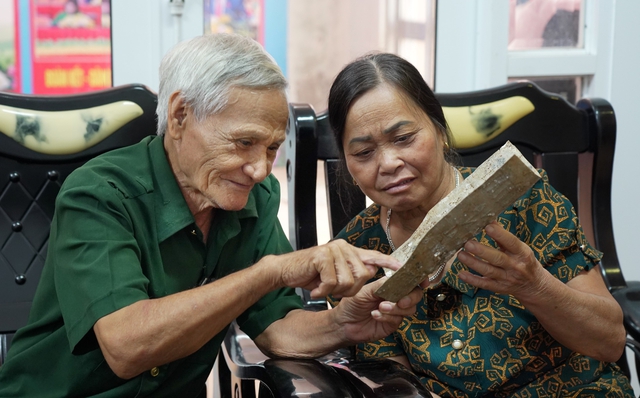 'Cầm tấm nhôm mà như ôm lại người đồng đội'- Ảnh 2.