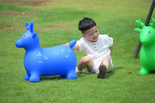 Trẻ em thành thị thiếu sân chơi, thừa thời gian trước màn hình - Ảnh 4.