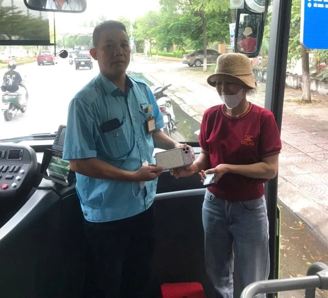Nữ h&agrave;nh kh&aacute;ch ngất xỉu tr&ecirc;n xe bu&yacute;t, nh&acirc;n vi&ecirc;n c&otilde;ng đến viện, ứng trước viện ph&iacute; - Ảnh 2.