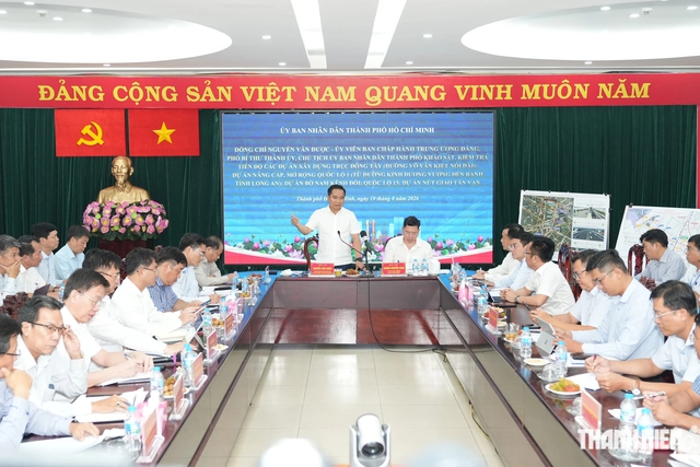 Chủ tịch TP.HCM n&ecirc;u c&aacute;ch giảm ảnh hưởng đến người d&acirc;n khi giải tỏa nh&agrave; ven k&ecirc;nh- Ảnh 1.