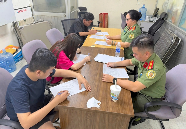 Tiếp nhận 9 người Việt nghi liên quan ổ nhóm lừa đảo trực tuyến tại Campuchia- Ảnh 1.
