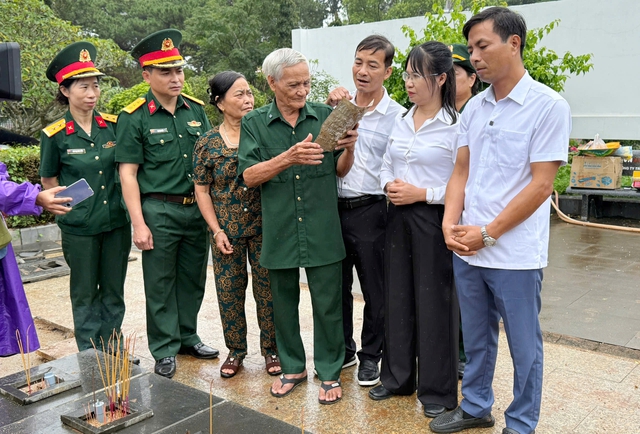 'Cầm tấm nhôm mà như ôm lại người đồng đội'- Ảnh 1.