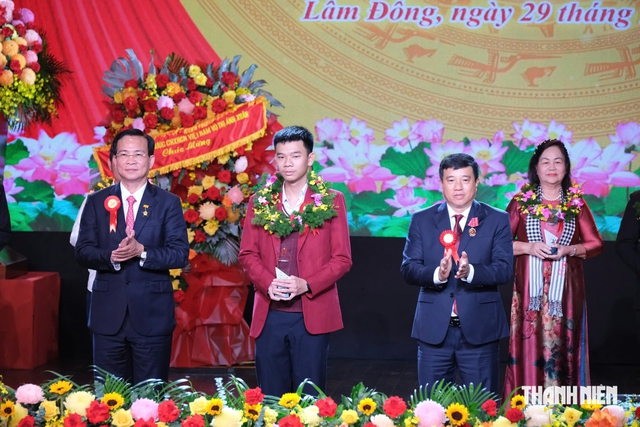 Khen thưởng HS gi&agrave;nh Huy chương Bạc Olympic Tin học Quốc tế tại s&acirc;n bay Li&ecirc;n Khương  - Ảnh 4.