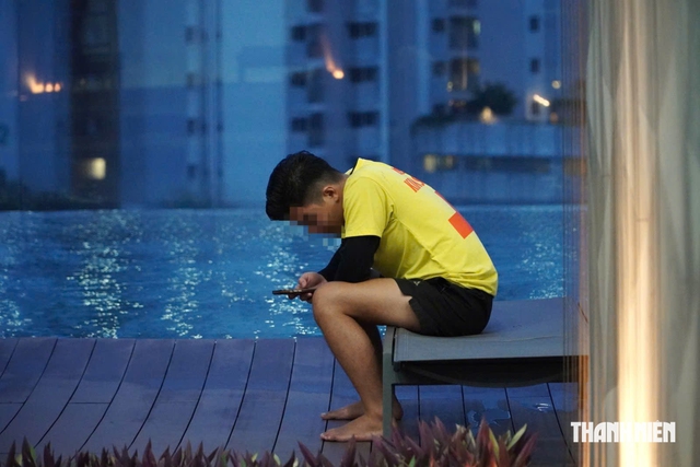 C&uacute;i đầu nh&igrave;n điện thoại, v&ugrave;ng cổ chịu &aacute;p lực ra sao? - Ảnh 3.