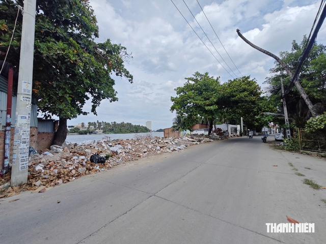 Người d&acirc;n bức x&uacute;c v&igrave; r&aacute;c thải, x&agrave; bần đổ bừa b&atilde;i ven s&ocirc;ng C&aacute;i Nha Trang - Ảnh 1.