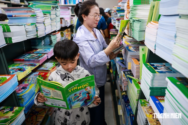 Học sinh TP.HCM đăng ký mượn sách giáo khoa như thế nào, có phải đặt cọc? - Ảnh 1.