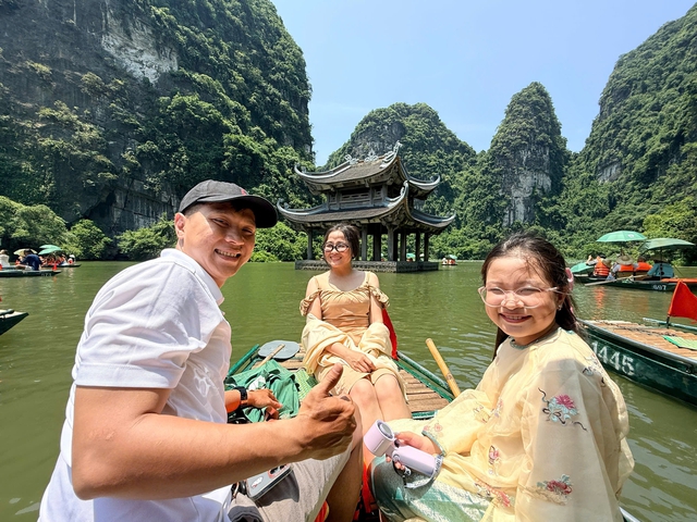 Vợ chồng trẻ biến 13 ngày xuyên Việt thành 'lớp học” đặc biệt cho con - Ảnh 3.