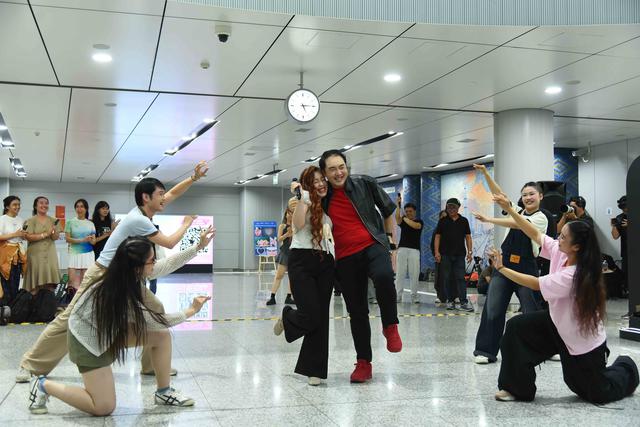 Nhạc kịch Broadway diễn ở ga Metro Bến Thành - Ảnh 1.