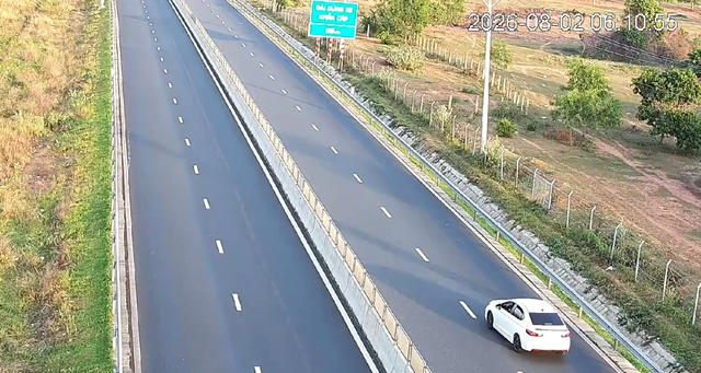 Nữ tài xế lùi ô tô trên cao tốc Vĩnh Hảo - Phan Thiết- Ảnh 1.