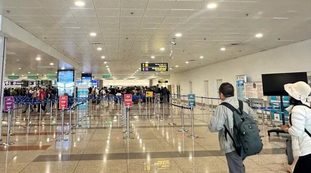 Tin vui Nội Bài có làn riêng xuất nhập cảnh cho người Việt, hành khách hào hứng- Ảnh 1.