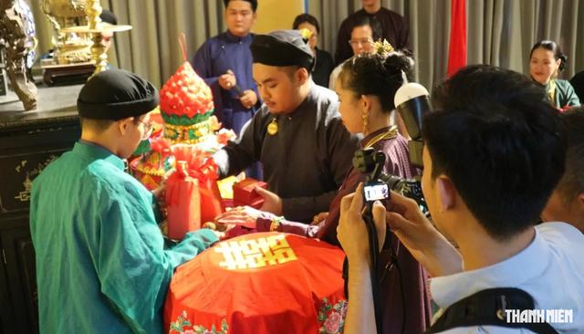 Không quen cô dâu, chú rể vẫn điền form xin suất đi ăn cưới - Ảnh 2.