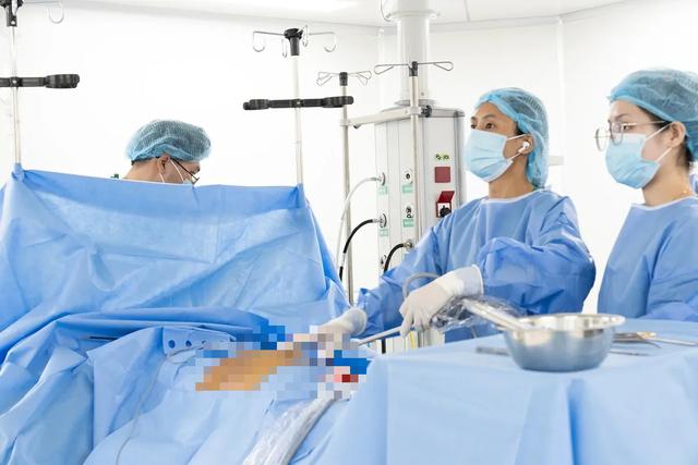 Đau hạ sườn phải kèm sốt, bác sĩ cảnh báo dấu hiệu cần nhập viện kiểm tra - Ảnh 1.