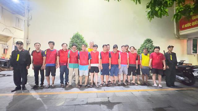 TP.HCM: Triệt phá đường dây cá độ World Cup 2026, ghi 'phơi' cược trên vé giữ xe - Ảnh 1.