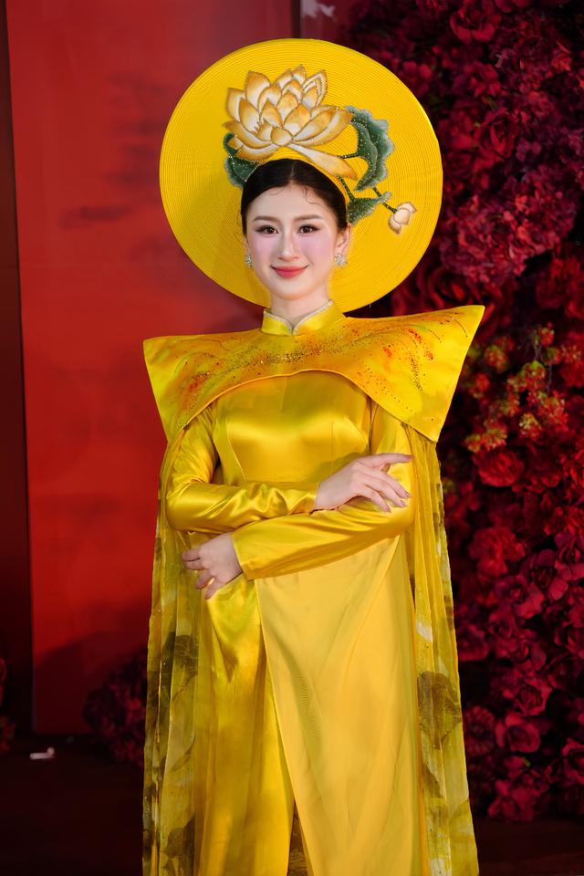 &Aacute; hậu Việt t&aacute;i xuất s&agrave;n diễn, khoe nhan sắc rạng rỡ tuổi 21- Ảnh 1.