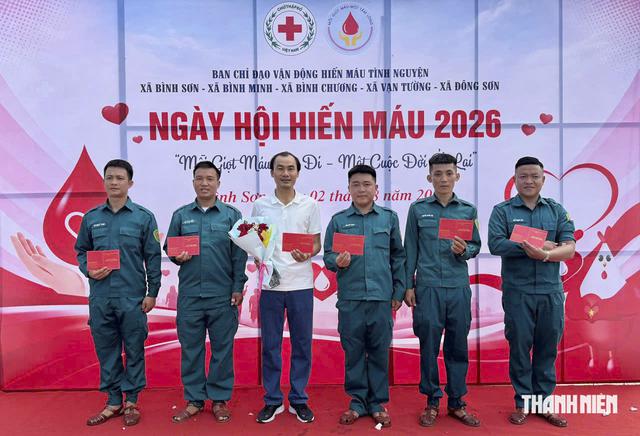 Những giọt hồng thắm tình quân - dân của những chiến sĩ 'Sao vuông' ở Quảng Ngãi- Ảnh 1.