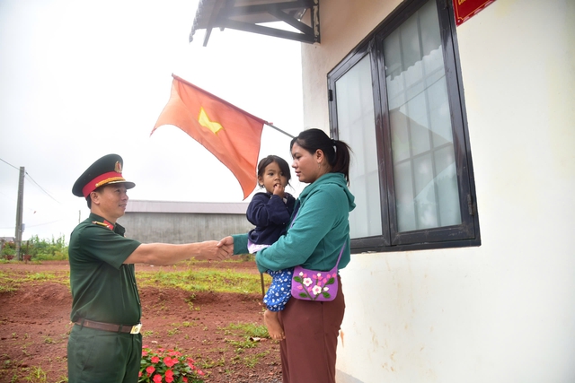 Quân khu 7 bàn giao 879 căn nhà tại các điểm dân cư biên giới - Ảnh 1.