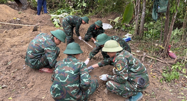 Quy tập 4 h&agrave;i cốt liệt sĩ c&ugrave;ng 2 dao găm v&agrave; nhiều di vật- Ảnh 2.