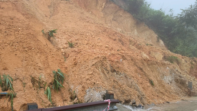 Mưa lớn gây sạt lở, đe dọa hàng chục hộ dân ở Quảng Ngãi- Ảnh 5.