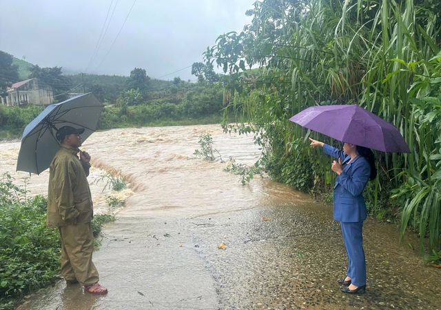 Mưa lớn g&acirc;y sạt lở d&agrave;i gần 100 m, chia cắt tuyến đường ph&iacute;a t&acirc;y Quảng Ng&atilde;i- Ảnh 5.