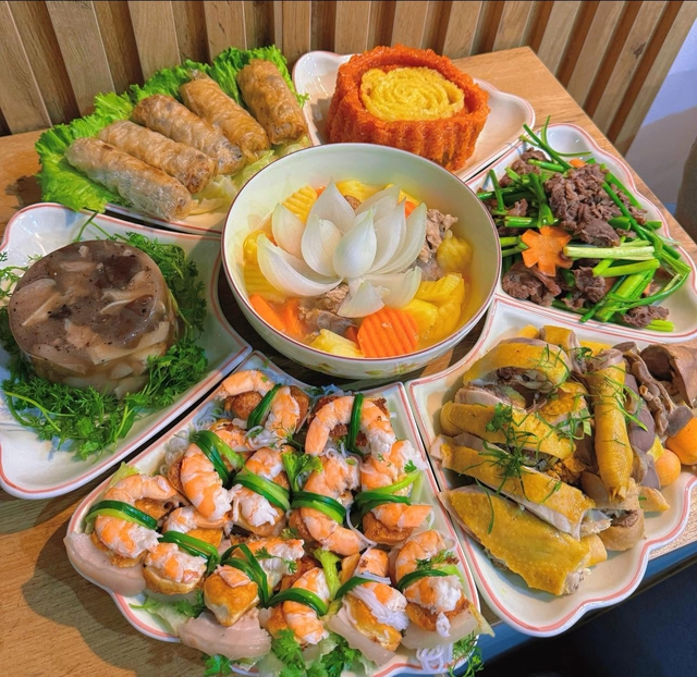 Ngắm những mâm cúng rằm tháng 7 được người Hà Nội tự tay chuẩn bị - Ảnh 2.