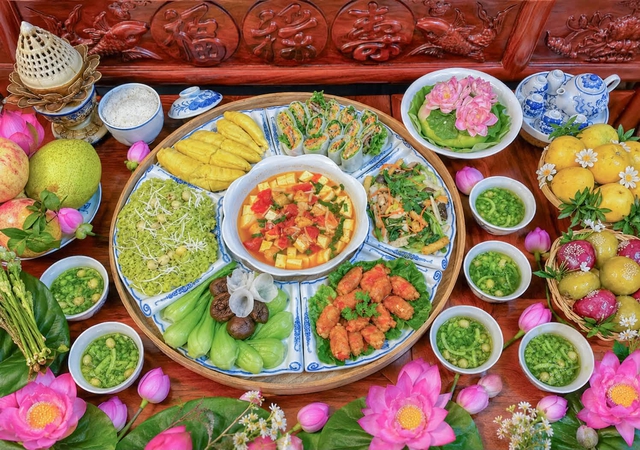 Ngắm những mâm cúng rằm tháng 7 được người Hà Nội tự tay chuẩn bị - Ảnh 1.