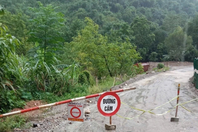 Mưa lũ, nhiều bản làng ở Nghệ An bị chia cắt - Ảnh 2.