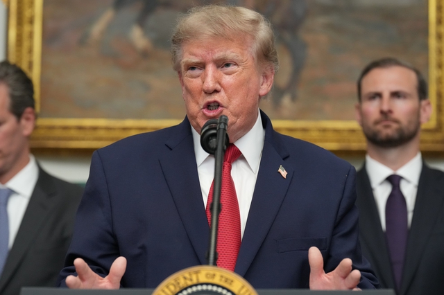 &Ocirc;ng Trump tuy&ecirc;n bố mở &lsquo;chiến tranh kinh tế&rsquo; quy m&ocirc; chưa từng c&oacute; với Iran - Ảnh 1.