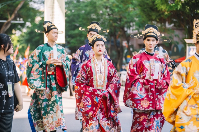 Ho&agrave;ng Th&ugrave;y Linh, ca nương Kiều Anh h&aacute;t khai mạc Festival Thăng Long H&agrave; Nội 2026- Ảnh 2.