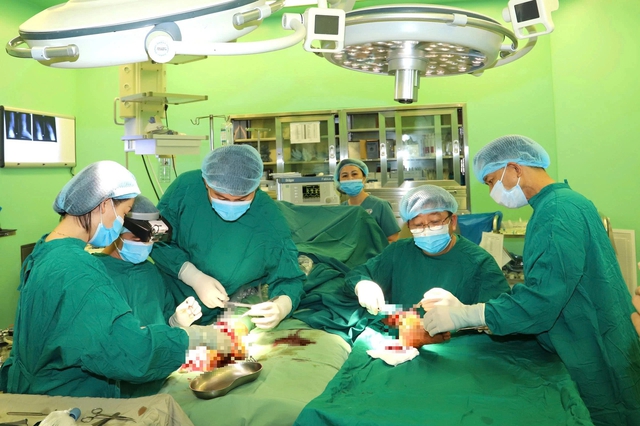 2 ê kíp phẫu thuật cùng lúc nối thành công 2 chân bị đứt gần lìa - Ảnh 1.