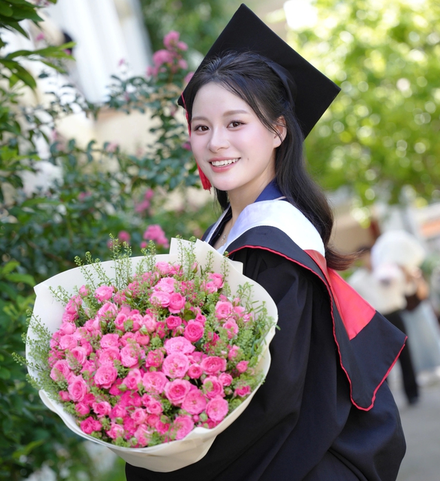 Nữ sinh khiến hội trường lặng đi với lời cảm ơn bố mẹ trong ngày tốt nghiệp- Ảnh 1.
