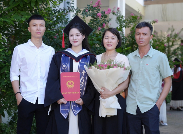 Nữ sinh khiến hội trường lặng đi với lời cảm ơn bố mẹ trong ngày tốt nghiệp- Ảnh 2.