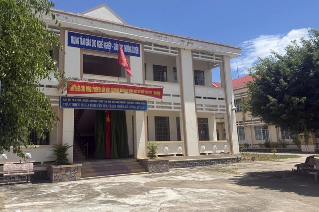 Tháo gỡ nguy cơ học sinh bỏ học, đi 30 km để đến trường ở Đắk Lắk - Ảnh 1.