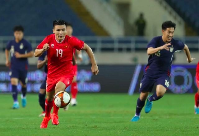 HLV Kim Sang-sik chuẩn bị sẵn ‘bài tủ’, chờ đánh bại Thái Lan chung kết ASEAN Cup
- Ảnh 3.