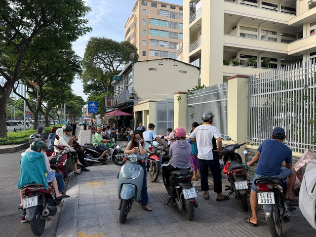 S&aacute;ng nay, người xếp h&agrave;ng mua s&aacute;ch gi&aacute;o khoa k&eacute;o d&agrave;i tới cổng nh&agrave; s&aacute;ch - Ảnh 3.