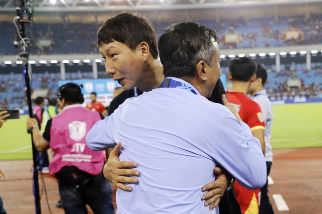 HLV Kim Sang-sik cảm ơn khán giả, nói tiếng Việt cực 'chất': 'Việt Nam vô địch'- Ảnh 2.
