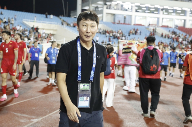 HLV Kim Sang-sik cảm ơn khán giả, nói tiếng Việt cực 'chất': 'Việt Nam vô địch'- Ảnh 1.