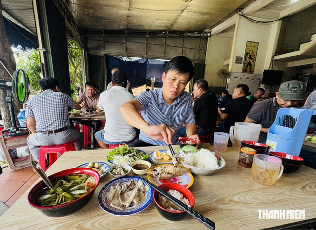 Qu&aacute;n cơm 35.000 đồng ở Quảng Ng&atilde;i: Kh&aacute;ch đến đ&ocirc;ng, phải mua th&ecirc;m b&agrave;n ghế- Ảnh 5.