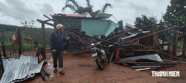 Gia Lai: Lốc xo&aacute;y khiến nhiều nh&agrave; d&acirc;n bị hư hại - Ảnh 1.