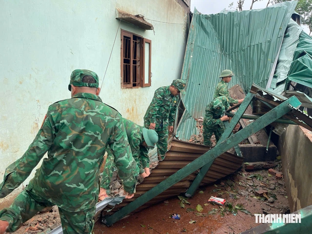 Gia Lai: Lốc xo&aacute;y khiến nhiều nh&agrave; d&acirc;n bị hư hại - Ảnh 2.