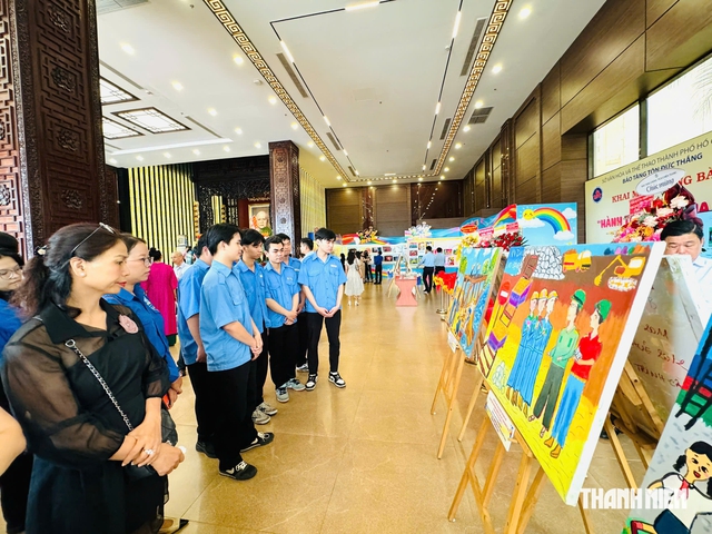 Xúc động xem 'Hành trình 20 mùa hoa' về Chủ tịch Tôn Đức Thắng- Ảnh 4.