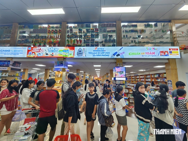 Xếp hàng dài mua sách giáo khoa mà không mua được, nhà xuất bản nói gì? - Ảnh 2.