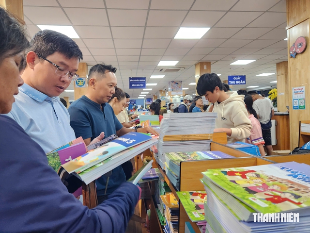 Xếp hàng dài mua sách giáo khoa mà không mua được, nhà xuất bản nói gì? - Ảnh 3.