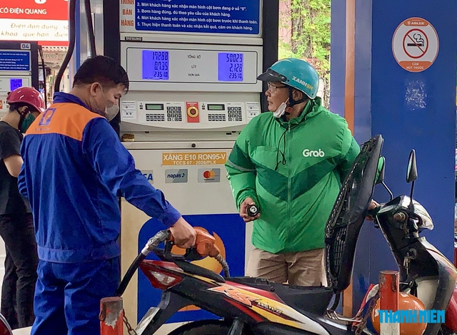 Gi&aacute; xăng dầu mới nhất, &aacute;p dụng từ 15 giờ h&ocirc;m nay 20.8 - Ảnh 1.