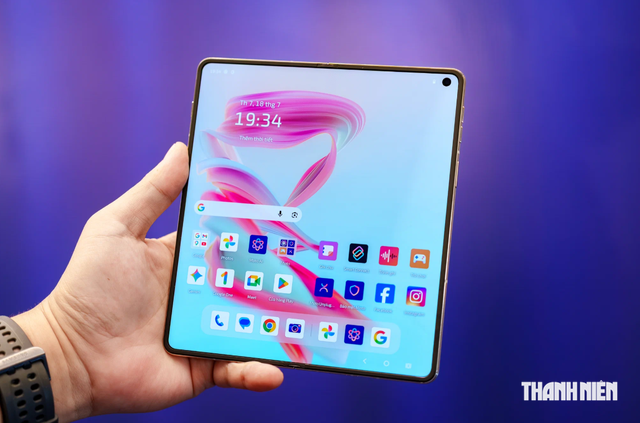 Điện thoại gập tích hợp 4 trợ lý AI xuất hiện tại Việt Nam - Ảnh 1.