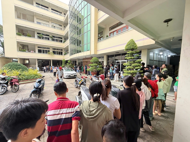 Xếp hàng dài mua sách giáo khoa mà không mua được, nhà xuất bản nói gì? - Ảnh 1.